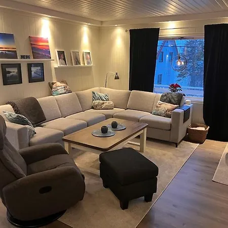 Apartment Stor I Svolvaer, Lofoten, Plass Til 7 Personer